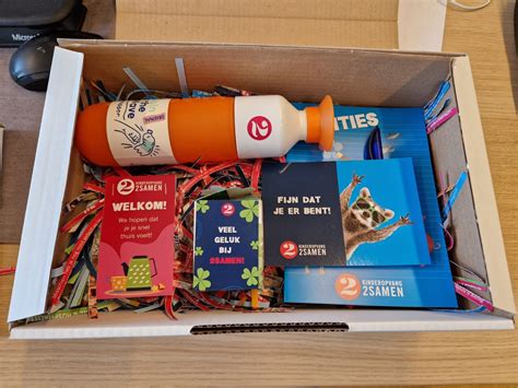 Collage van foto's: een mooi ingerichte werkplek met een welkomstpakket, een team dat samen luncht, een welkomstbordje.