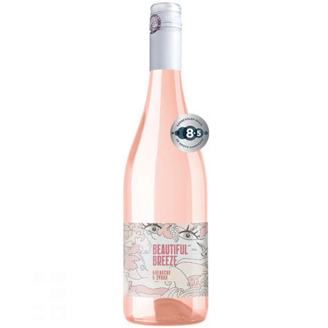Fles Pampas del Sur Rosé met een achtergrond van wijngaarden