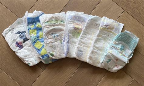 Een selectie van attente kraamcadeaus, waaronder praktische items zoals luiers en babydoekjes, en een gepersonaliseerd cadeau zoals een bewaarbundel.