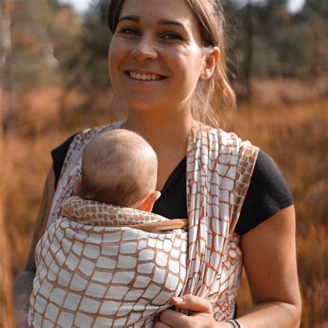 Close-up van de textuur van de Hoppediz Hamburg draagdoek om de zachtheid te illustreren.