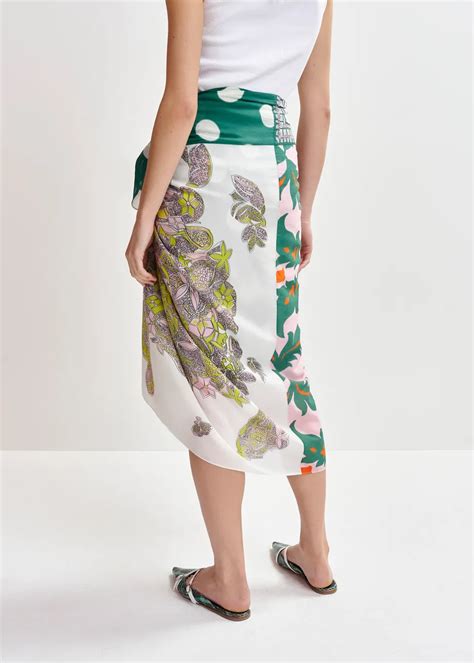Een kleurrijke selectie van diverse meisjes shorts met verschillende prints en details.