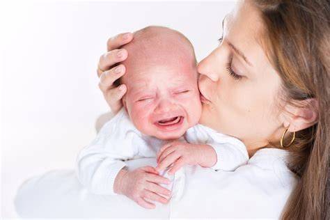 baby die huilt en moeder die troost probeert te bieden