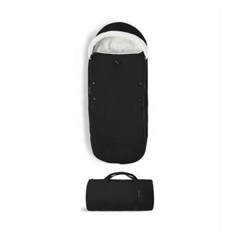 Illustratie van de Stokke YOYO voetenzak in gebruik op een kinderwagen