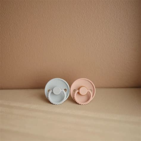 Close-up van een FRIGG siliconen speen maat 2 in de kleur Blush