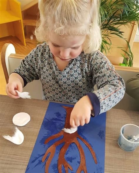 Illustratie van een kind dat knutselt op het kinderdagverblijf