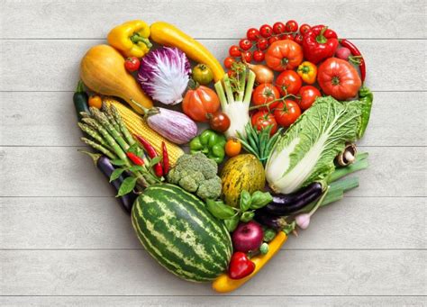Afbeelding van gezonde snacks zoals fruit en groenten op tafel