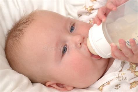 Illustratie van een baby die uit een fles drinkt