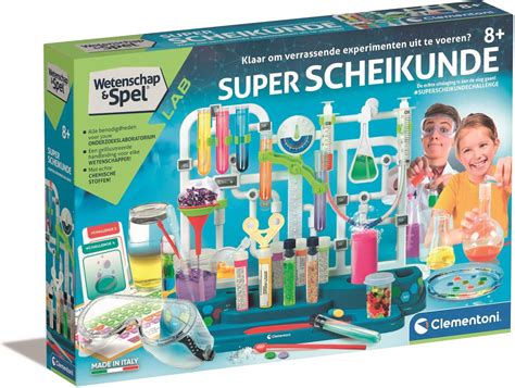Kind dat een wetenschappelijk experiment uitvoert met een Clementoni set, met de nadruk op de instrumenten.