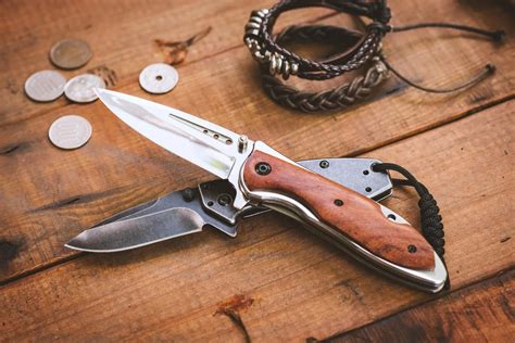 Collage van verschillende speelgoeditems: een kindercamera, een telescoop, een zakmes en een kinder dartbord.