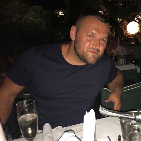 Illustratie van een babybilletje dat zacht wordt gereinigd met een Zwitsal billendoekje, met iconen die zinkzalf en kamille-extract symboliseren.