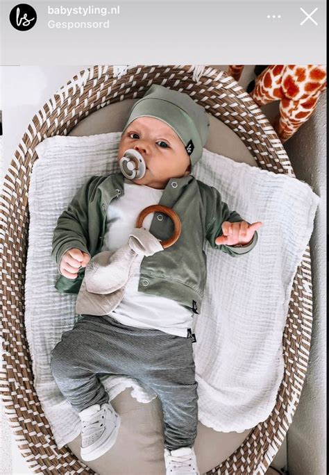 baby in neutrale kleding