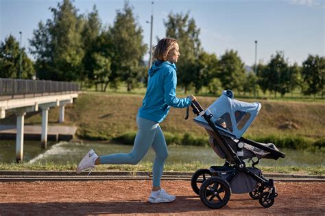 Illustratie van een ouder die een compacte buggy opvouwt