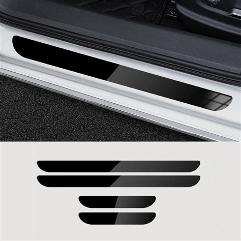 Illustratie van diverse Mercedes-Benz exterieur accessoires, zoals velgen, instaplijsten en LED-deurprojectoren.