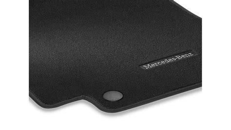 Overzicht van interieur accessoires voor een Mercedes-Benz, waaronder vloermatten en een smartphonehouder.