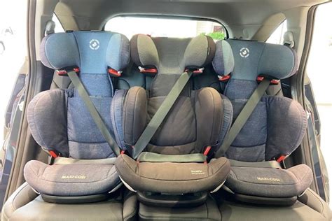 Detailfoto van een geïntegreerd kinderzitje in de achterbank van een Mercedes-Benz.