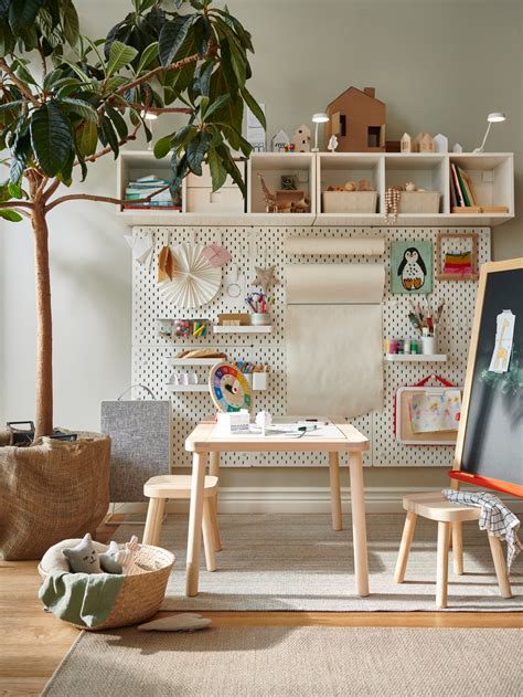 Een kinderkamer ingericht met IKEA opbergmeubels, tafels en krukjes, gericht op creatieve activiteiten.