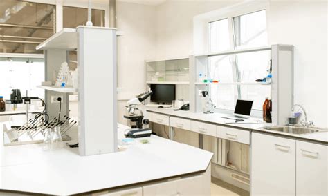 Een laboratoriumopstelling voor het testen van kinderwagens onder UV-lampen en met een ventilator.