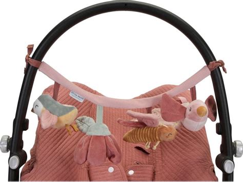 Een kleurrijke wagenspanner met diverse speeltjes die aan een kinderwagenkap is bevestigd.