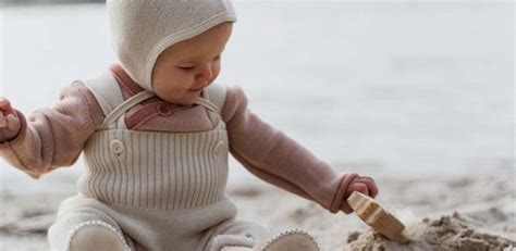 Illustratie van een baby met een strikmutsje, waarbij de lange koordjes zichtbaar zijn.