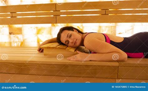 Vrouw die ontspant in een sauna