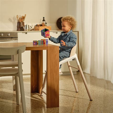 Afbeelding van de Bugaboo Giraffe kinderstoel in verschillende posities