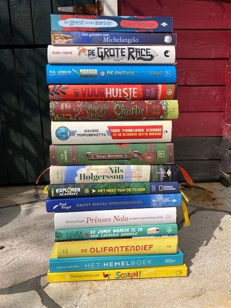 Een stapel kinderboeken met afbeeldingen van bosdieren.