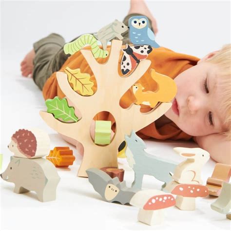 Kinderen die spelen met houten bosdieren speelgoed van Tender Leaf Toys.