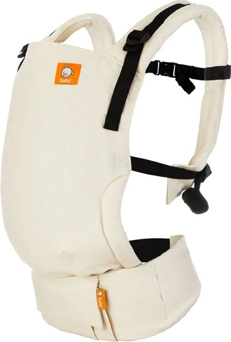 baby die slaapt in een draagzak