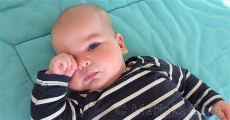 Illustratie van een baby die gaapt en in zijn oogjes wrijft als teken van vermoeidheid.