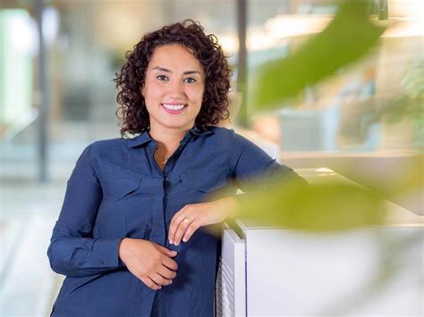 Professionele portretfoto van Stéphanie Braun, verloskundige.