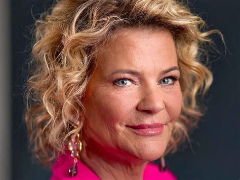 illustratie van een vrouw die met een komische uitdrukking zweet tijdens de bevalling