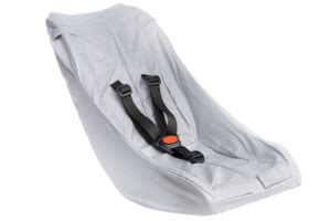 Overzicht van verschillende accessoires voor fietskarren, zoals babyschalen, regenkappen en spiegels.