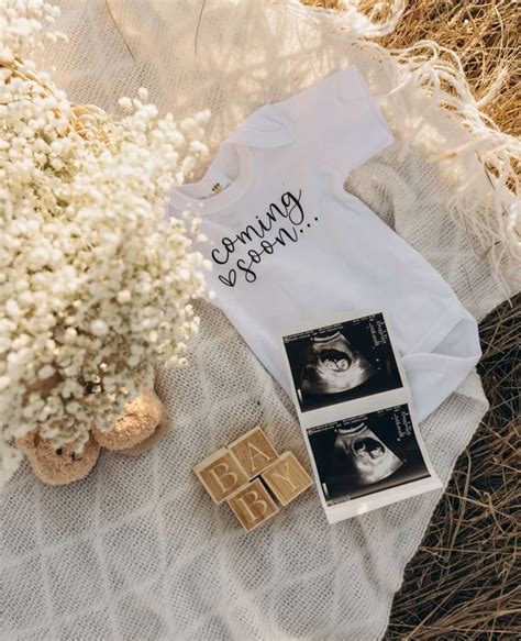 Een jong stel dat blij verrast een zwangerschapsaankondiging ontvangt