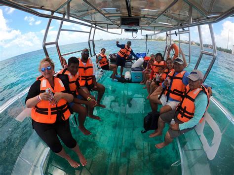 Glass bottom boat vaart over het heldere water bij Elba