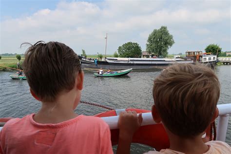 Kinderen zwaaien naar boten in de grachten van Venetië