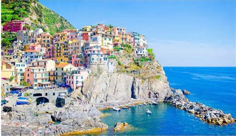 Kleurrijke huisjes van Cinque Terre vanaf het water gezien