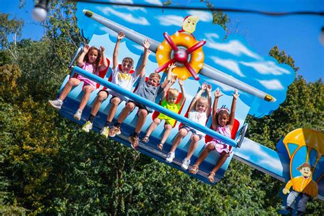 Attractie in Gardaland met vrolijke kinderen