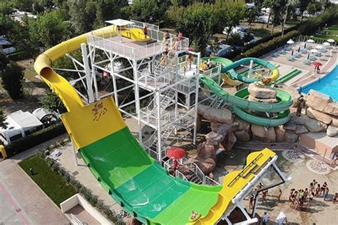 Glijbaan in een waterpark aan de Adriatische kust