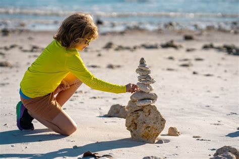Kind speelt op een zandstrand op Elba