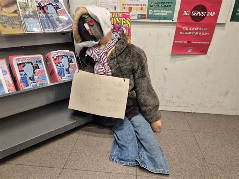 Een jong meisje dat een bordje vasthoudt met de tekst 