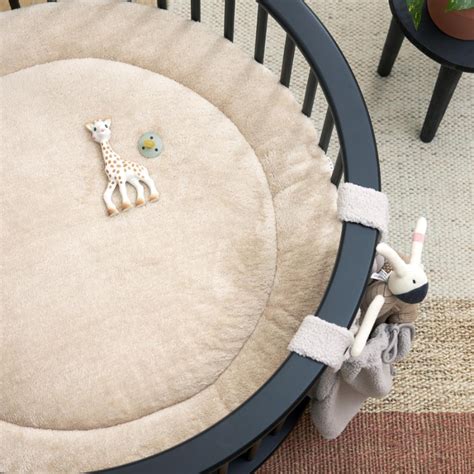 Collage van verschillende accessoires voor een ronde baby box, zoals een teddy boxkleed, een vlechtbumper en een boxhanger.