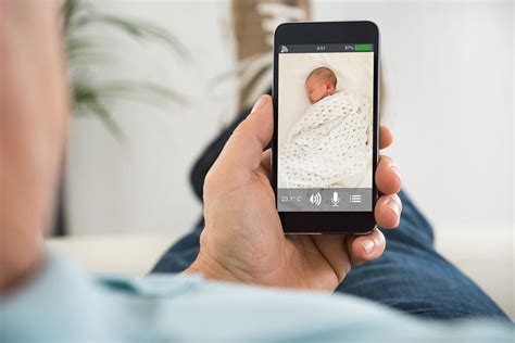 Illustratie van een moderne smart babyfoon met smartphone als ouderunit