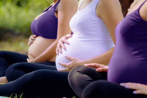 Groep zwangere vrouwen in een cirkel tijdens een Centering Zwangerschap sessie