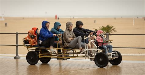 Een kleurrijke gocart op het zand, klaar voor een ritje langs de kustlijn.