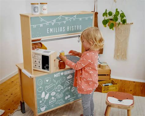 Voor-en-na foto van een gepimpte Lidl kinderkeuken met stickers en leren handgrepen.