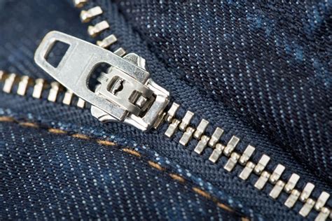 detail van een babyjas met rits en knopen