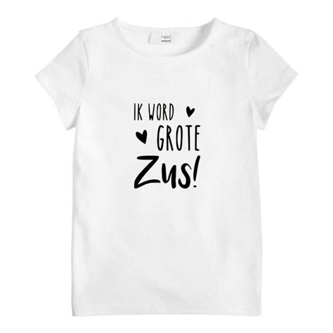 Kinderen met shirts waarop staat