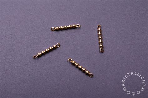 Illustratie van verschillende materialen voor babyarmbandjes: RVS staaldraad, leer, sterling zilver, gold filled onderdelen.