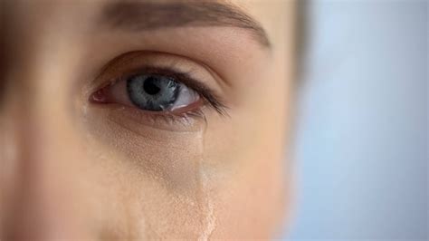 Vrouw die met verdriet naar een echo kijkt
