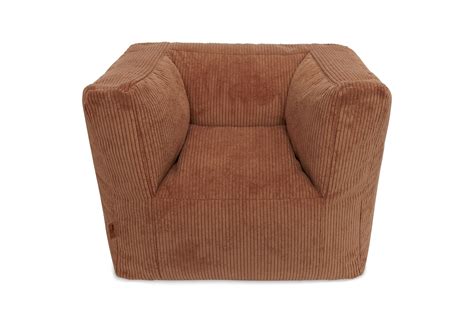 Caramelkleurige Jollein kinderfauteuil van corduroy stof, zittend kind